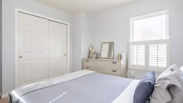 3 bedrooms, desk, WiFi, bed sheets