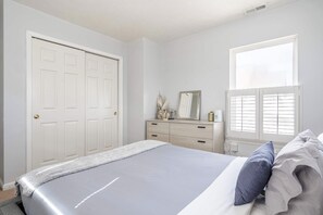 3 bedrooms, desk, WiFi, bed sheets