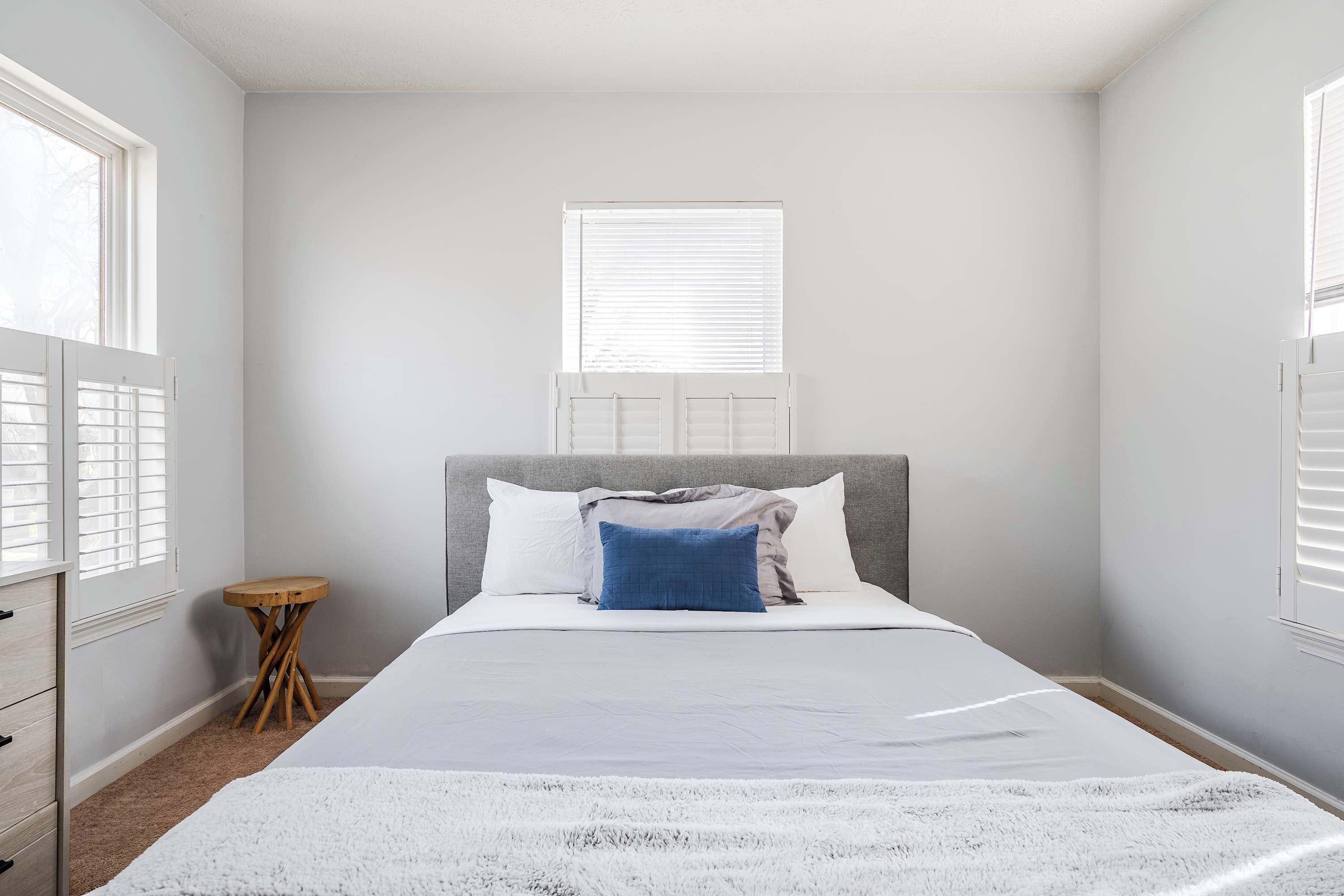 3 bedrooms, desk, WiFi, bed sheets