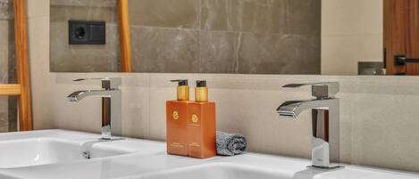 Een douche, een haardroger, handdoeken