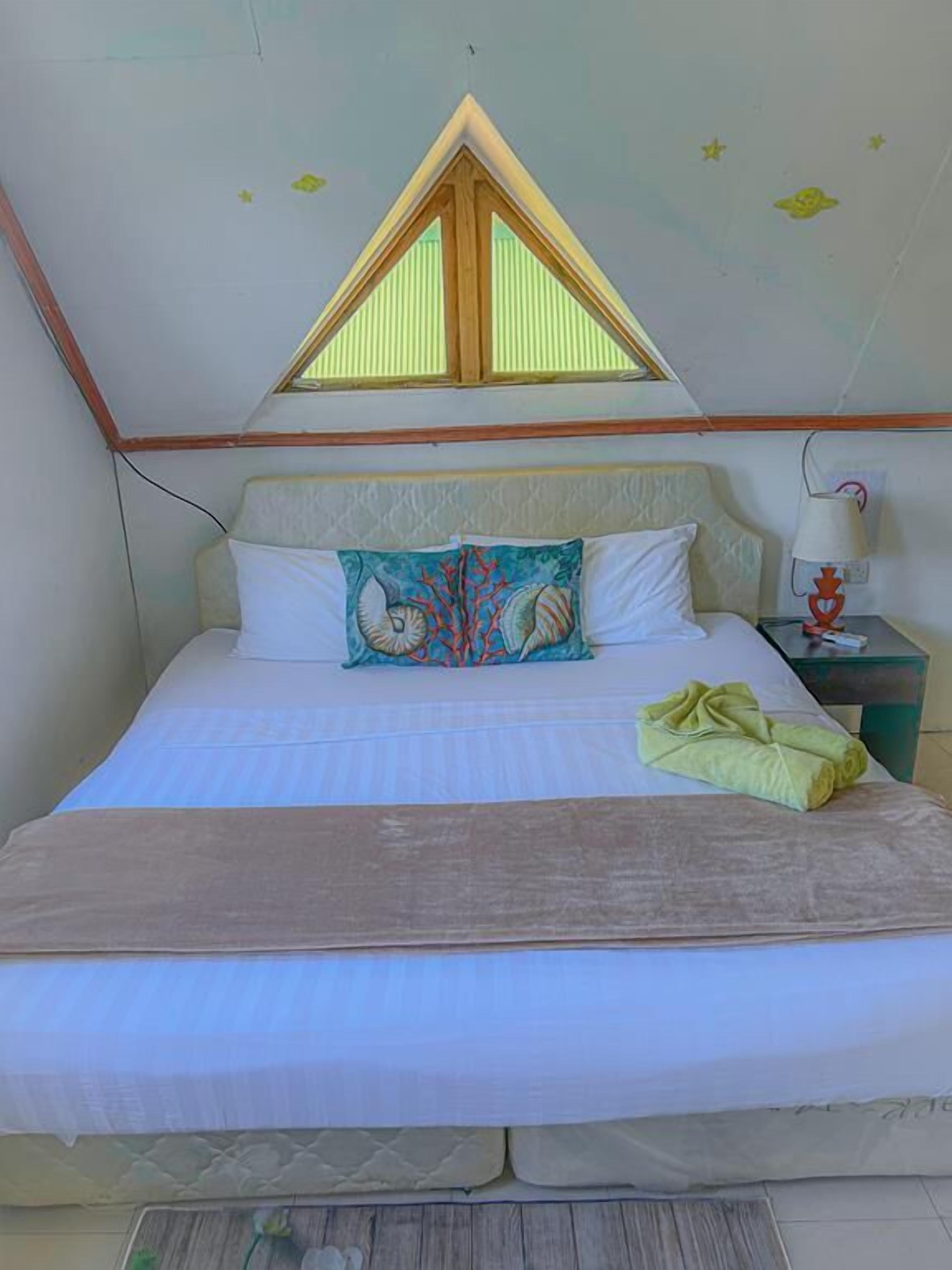 Biệt thự, ban công, quang cảnh vườn | Màn/rèm cản sáng, bàn ủi/dụng cụ ủi quần áo 