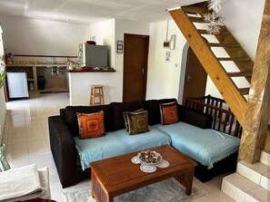 Villa, balcón, vista al jardín | Área de sala de estar