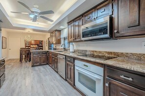 Refrigerador, microondas, horno, placa de cocina
