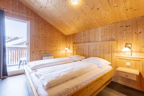 3 bedrooms, in-room safe, free WiFi, bed sheets