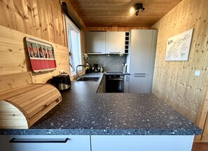 Kühlschrank, Ofen, Geschirrspüler, Wasserkocher mit Kaffee-/Teezubehör