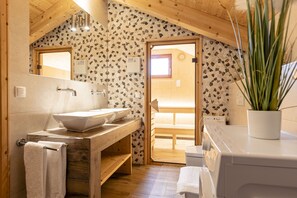 Een douche, handdoeken
