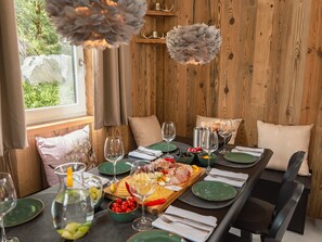 Une table à manger dressée avec des assiettes, des verres et une variété de plats.