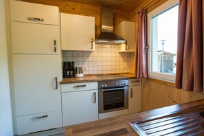 Een koelkast, een oven, een vaatwasser, een koffiezetapparaat/waterkoker