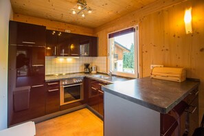 Kühlschrank, Ofen, Geschirrspüler, Wasserkocher mit Kaffee-/Teezubehör