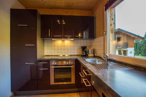 Fridge, oven, dishwasher, coffee/tea maker