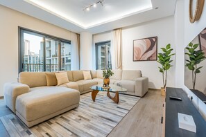 TV - Chic 2BR in Central Park Building 1, Al Wasl by Deluxe Holiday Homes (Dubai)