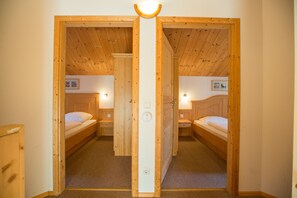 3 bedrooms, in-room safe, free WiFi, bed sheets