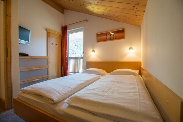 3 bedrooms, in-room safe, free WiFi, bed sheets