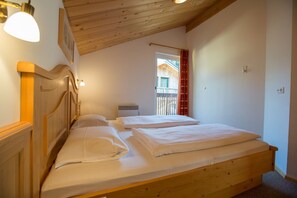 3 bedrooms, in-room safe, free WiFi, bed sheets