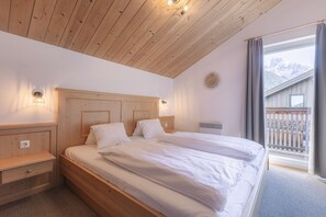3 bedrooms, in-room safe, bed sheets