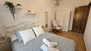 3 habitaciones, tabla de planchar con plancha y cuna de viaje 