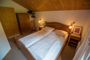 3 bedrooms, in-room safe, bed sheets