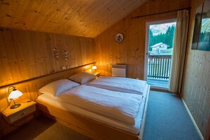 3 bedrooms, in-room safe, free WiFi, bed sheets
