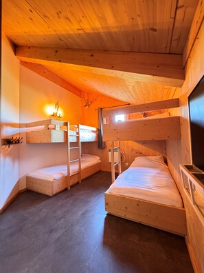 3 bedrooms, in-room safe, free WiFi, bed sheets