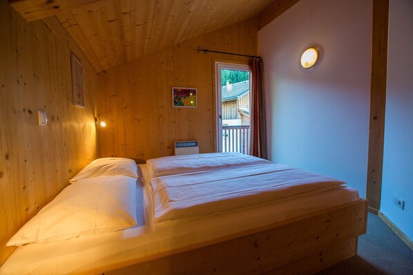 3 bedrooms, in-room safe, free WiFi, bed sheets