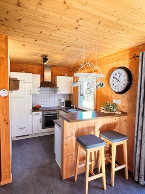 Een koelkast, een oven, een vaatwasser, een koffiezetapparaat/waterkoker
