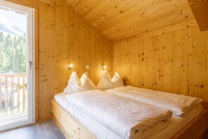 3 bedrooms, in-room safe, free WiFi, bed sheets