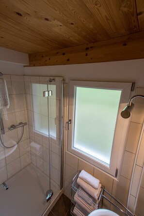 Shower, towels - Chalet # 80 with 3 BR for up to 8 people (Annaberg)