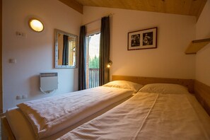 3 bedrooms, in-room safe, bed sheets