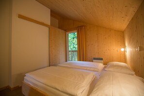 3 bedrooms, in-room safe, WiFi, bed sheets