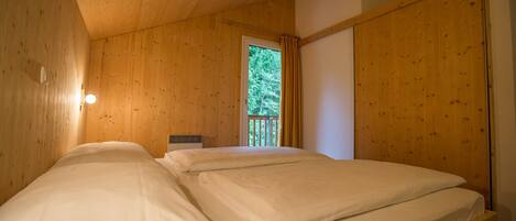 3 bedrooms, in-room safe, free WiFi, bed sheets