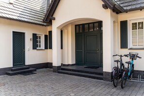 Exterior detail - 2-room apartment in a quiet location for 2 people with WLAN (Klein-Müritz)