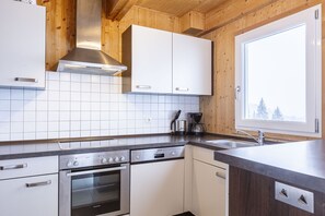 Refrigerador, horno, lavavajillas y cafetera y tetera 