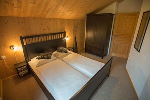 3 bedrooms, in-room safe, free WiFi, bed sheets