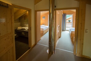 3 室のベッドルーム、セーフティボックス (室内)、WiFi (無料)、ベッドシーツ