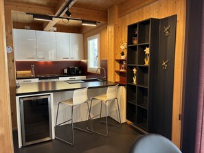 ثلاجة، فرن، غسالة أطباق، ماكينة لصنع القهوة/الشاي