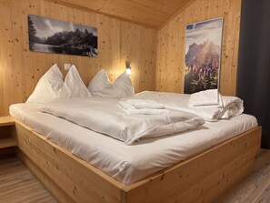 3 bedrooms, in-room safe, free WiFi, bed sheets