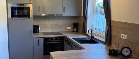 Réfrigérateur, micro-ondes, lave-vaisselle, cafetière/bouilloire