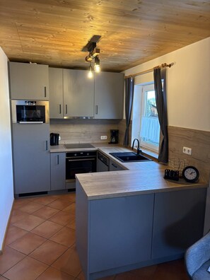 Réfrigérateur, micro-ondes, lave-vaisselle, cafetière/bouilloire