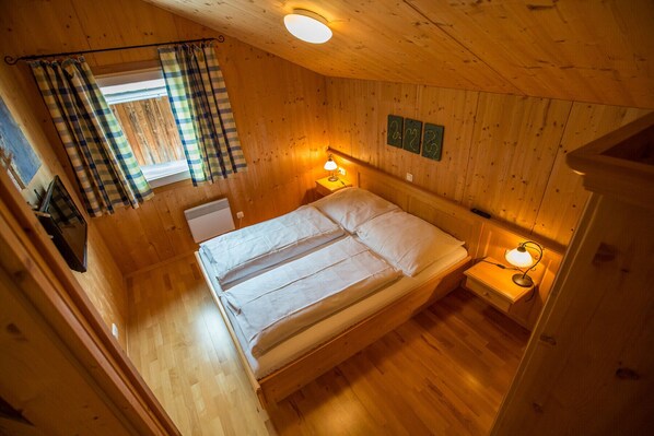 3 bedrooms, in-room safe, free WiFi, bed sheets