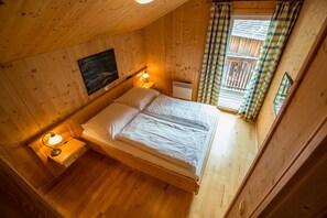 3 makuuhuonetta, tallelokero huoneessa, ilmainen Wi-Fi, vuodevaatteet