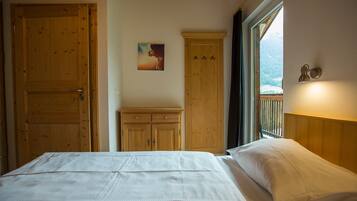 3 bedrooms, in-room safe, free WiFi, bed sheets