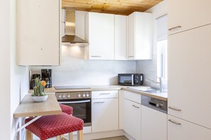 Een koelkast, een magnetron, een oven, een vaatwasser