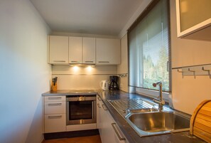 Refrigerador, horno, lavavajillas y cafetera y tetera