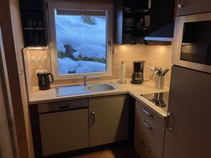 Réfrigérateur, micro-ondes, lave-vaisselle, cafetière/bouilloire