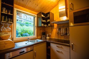 Refrigerador, microondas, lavavajillas y cafetera y tetera 