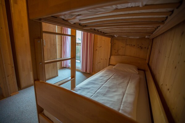 3 bedrooms, in-room safe, free WiFi, bed sheets