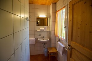 Douche, sĂšche-cheveux, serviettes fournies