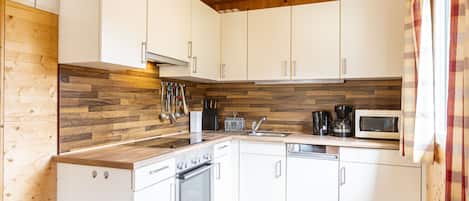 Kühlschrank, Mikrowelle, Ofen, Geschirrspüler