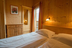 3 bedrooms, in-room safe, free WiFi, bed sheets