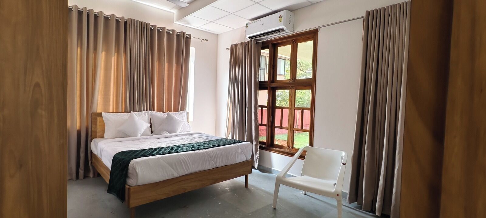 Classic Room, 1 King Bed, Garden View | Free WiFi